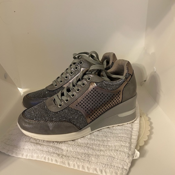 C’EST FINI PLATFORM WEDGE LACE UP SNEAKERS 8.5 Silver glitter & grey trainers - Picture 3 of 5